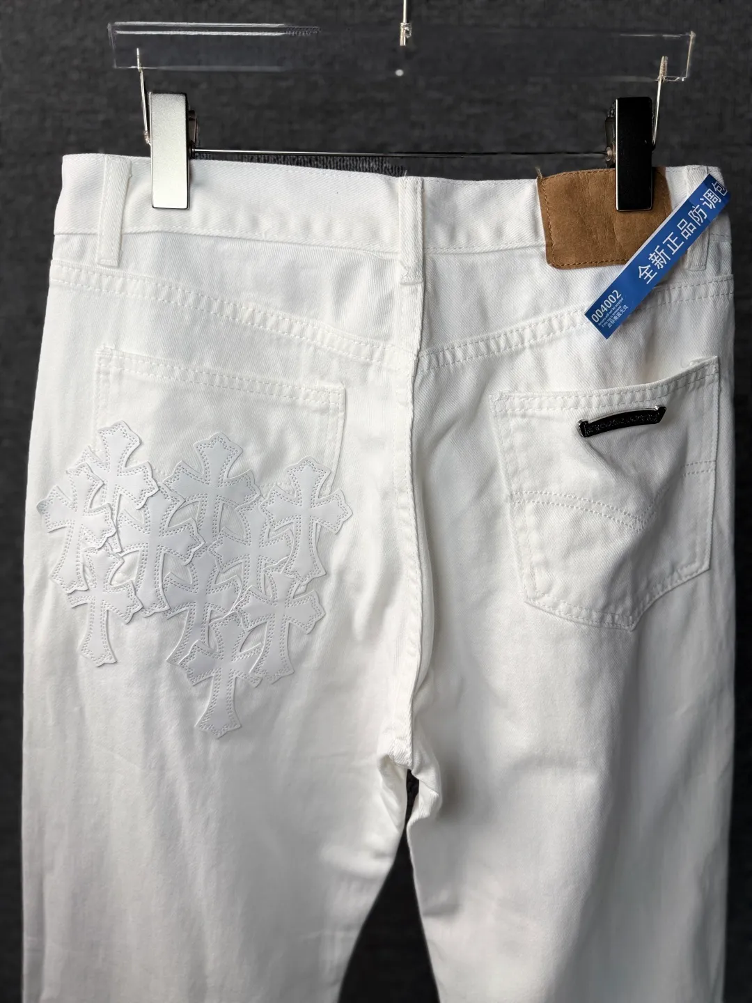 P280 💰 (Top version) Chrome Hearts White Bull King Metal Cross White Leather Heavy Industry Jeans Chrome Hearts is a brand that has always been famous for its high-end and design. The quality of these pants is unparalleled, and a pair is often hard to find at counters. It uses top-notch heavy-duty washing technology, the calf leather laser-cut cross is particularly exquisite, and the aged silver hardware adds a sense of retro and luxury. White denim fabric, paired with a cross leather design, is fashionable and individual. The straight version is also particularly slim. The style is the same for men and women, so whoever wears it will look better! The matching suggestions are as follows: Cool street style: Pair the upper body with a black short crop top, a black leather jacket, and black Martin boots. Wear a silver necklace and ring from Crowe and walk on the street to feel cool. Casual fashion style: wear a simple white cotton T-shirt inside, a loose denim jacket outside, and white sneakers. Overall casual and comfortable, suitable for daily travel and shopping. High-end outfit: Pair it with a black silk-textured shirt, tuck it into pants, and put on a pair of black leather shoes. Wear a black suit jacket to instantly enhance your temperament, and you can attend some formal occasions without any pressure. Color: White Ox King Size: 28-30-32-34 (corresponds to S-M-L-XL)